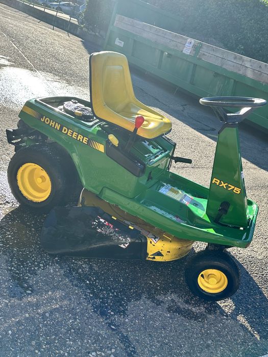 Trator corta relva John Deere com reboque