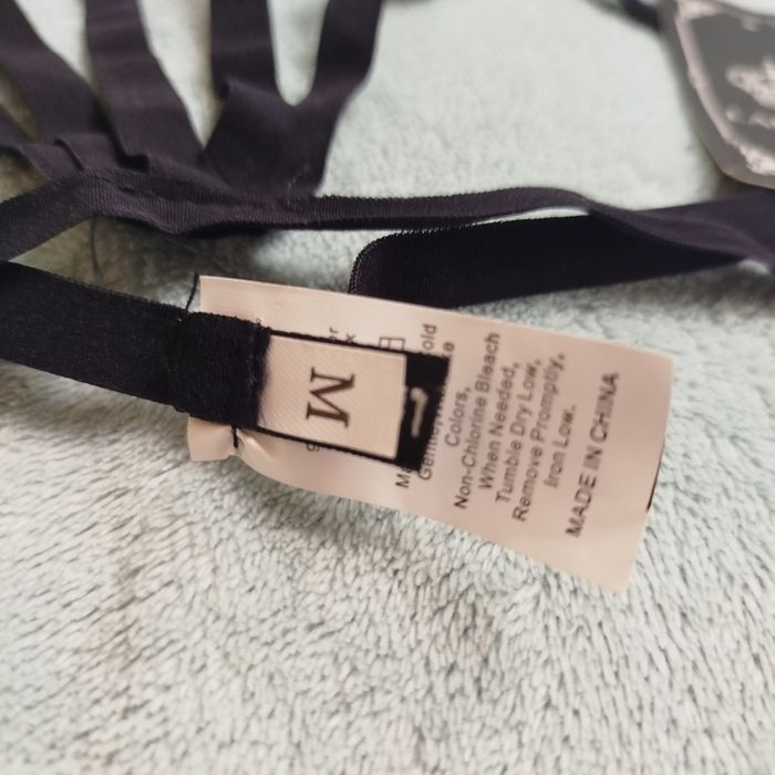 Аксесуар на груди у готичному стилі