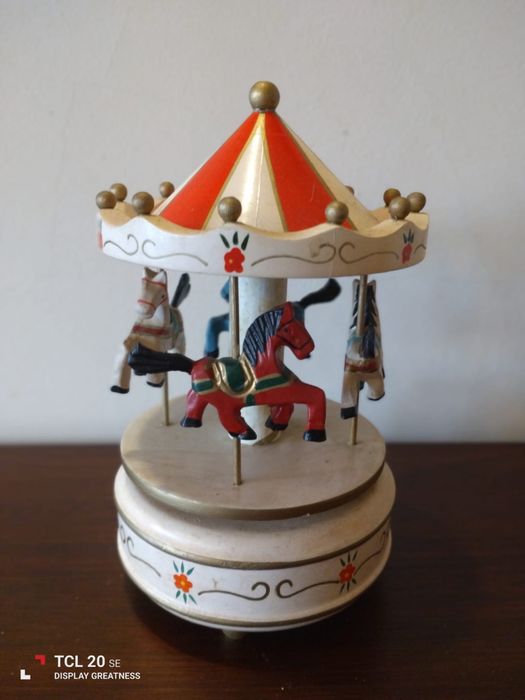 Carrocel com música em madeira