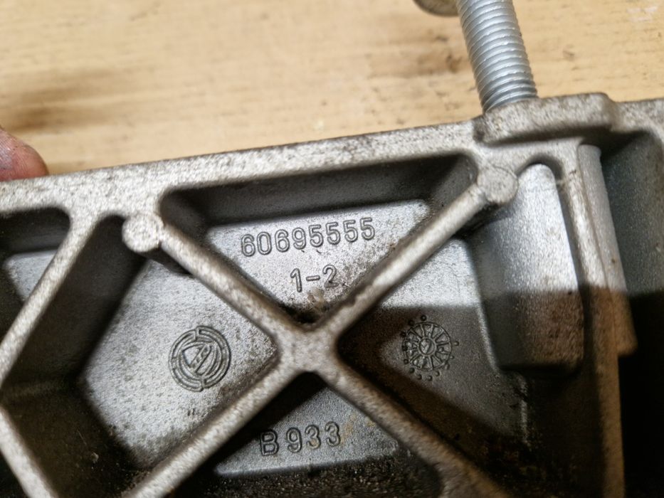 Łapa wspornik podpora poduszki silnika 1.9 2.2 JTS Alfa Romeo 159