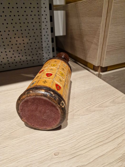 Zabytkowa karafka włoska w stylu herbowym, pokryta skórą