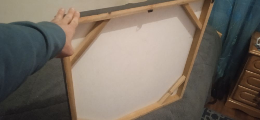 Pintura de rosas em moldura nova, com 1 metro por 1 metro, em bom esta