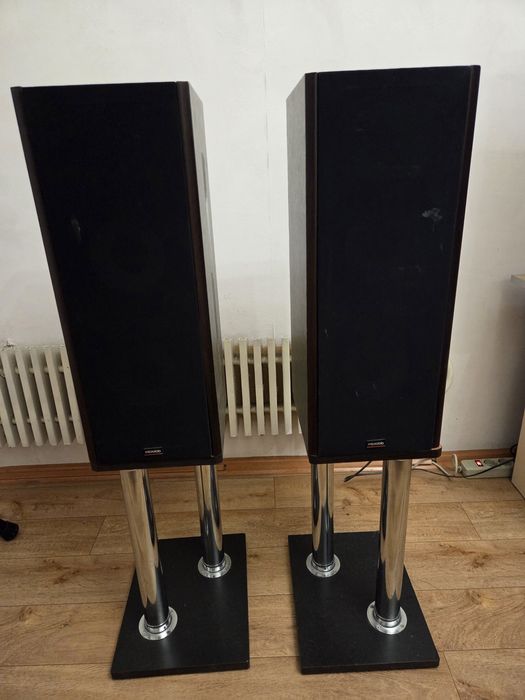 Колонки " Microlab" з вбубованим підсилювачем звуку на ніжках.