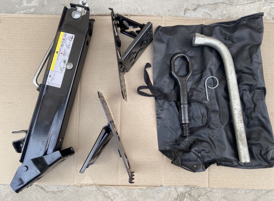 Набор Оригінал для авто Volkswagen Домкрат Ключ Крюк Противідкати