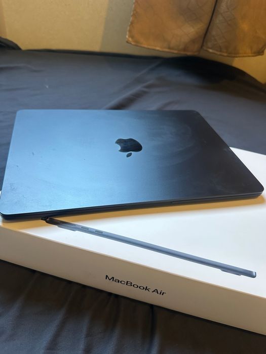 Um MacBook Air M4 16Gb ram /512Gb