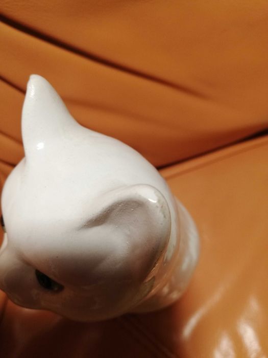 Ceramiczna figurka kota szklane zielone oczy