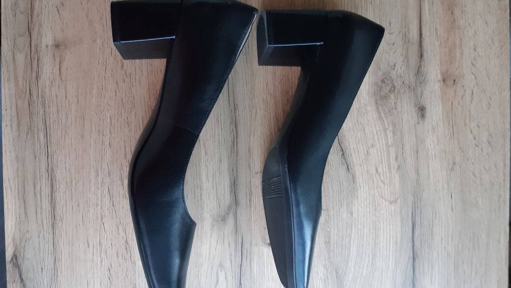 Czarne pantofle na obcasie