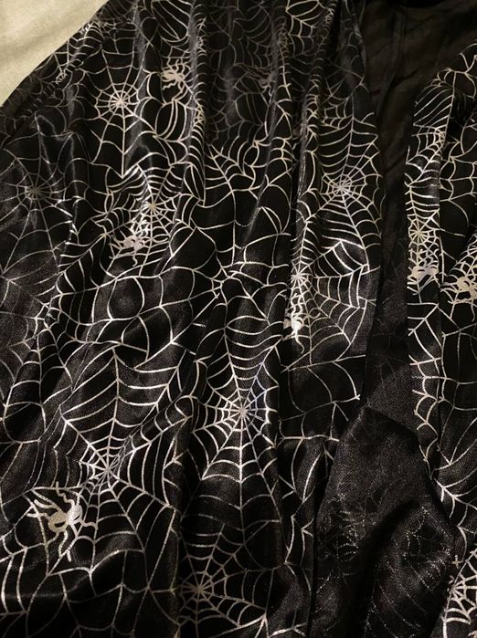 Плащ чорний з срібним павутинням на Хелловін
павутинням
павутинням