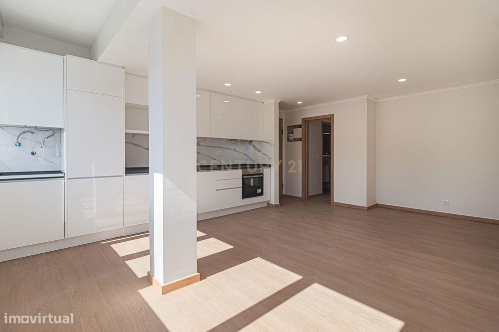 T2 Totalmente Remodelado | Luminosidade, Conforto e Terraço de 45 m²