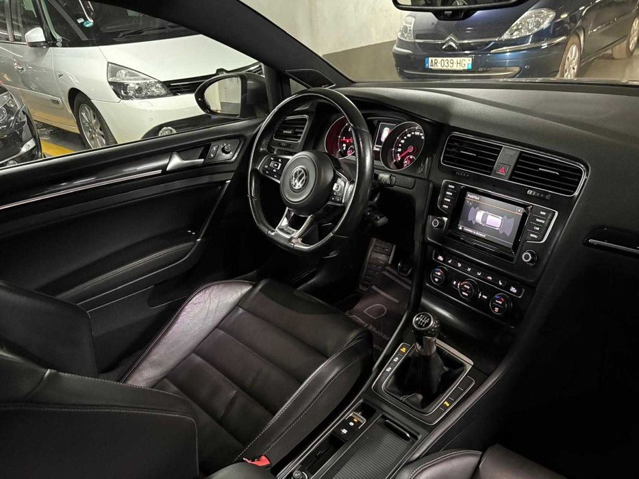 Golf 7 GTD 184 cv - Estofos em pele / Dynaudio / Jantes 18/ Teto de abrir / DCC / Engate de reboque - 1.º Dono