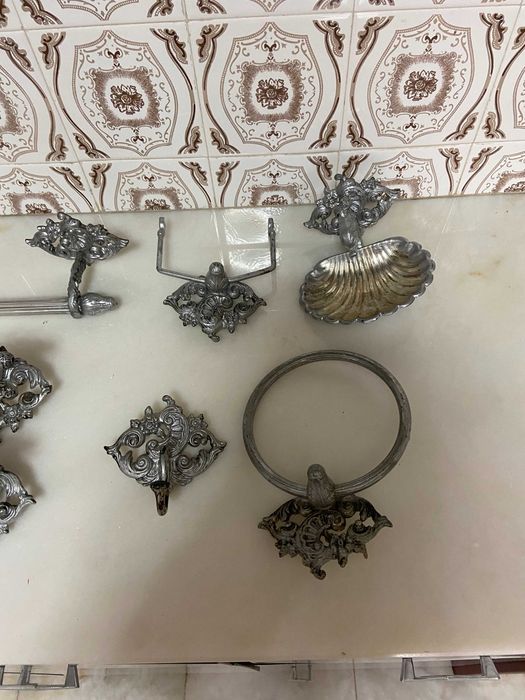 Lindíssimo conjunto antigo de acessórios de casa de banho