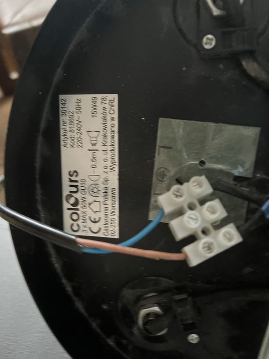 Lampa sugitowa typu spotlight z trzema regulowanymi reflektoram