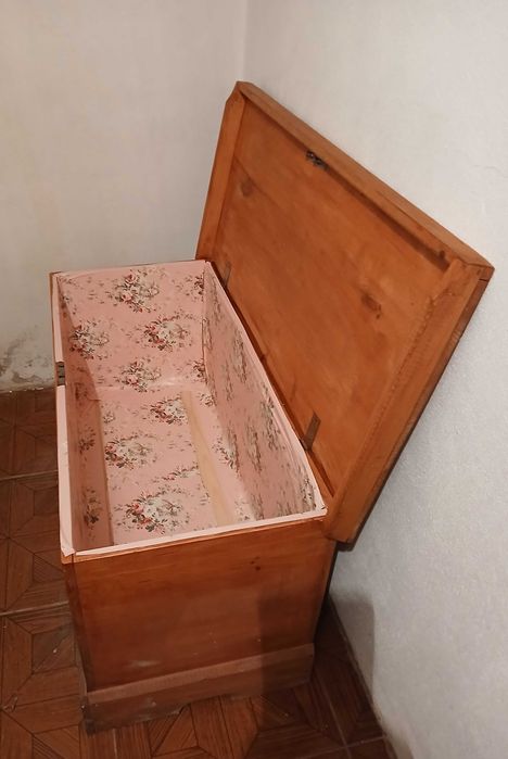 Arca espaçosa em madeira maciça