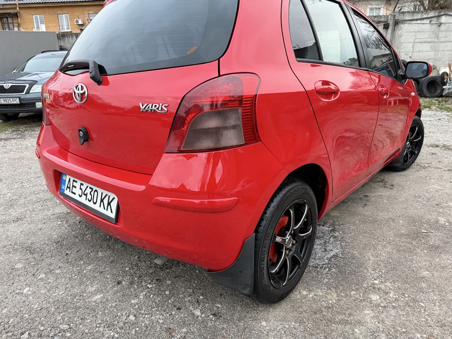 Продам тоета ярис на автомате в отличном состоянии