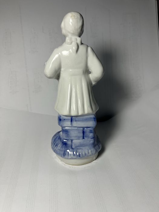 Фарфорова статуэтка  кавалера вінтаж