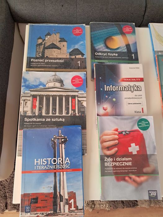 Sprzedam podręczniki do 1 kl LO