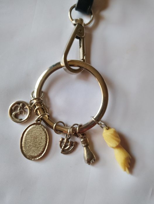 Chaveiro com 4 pingentes/ amuletos