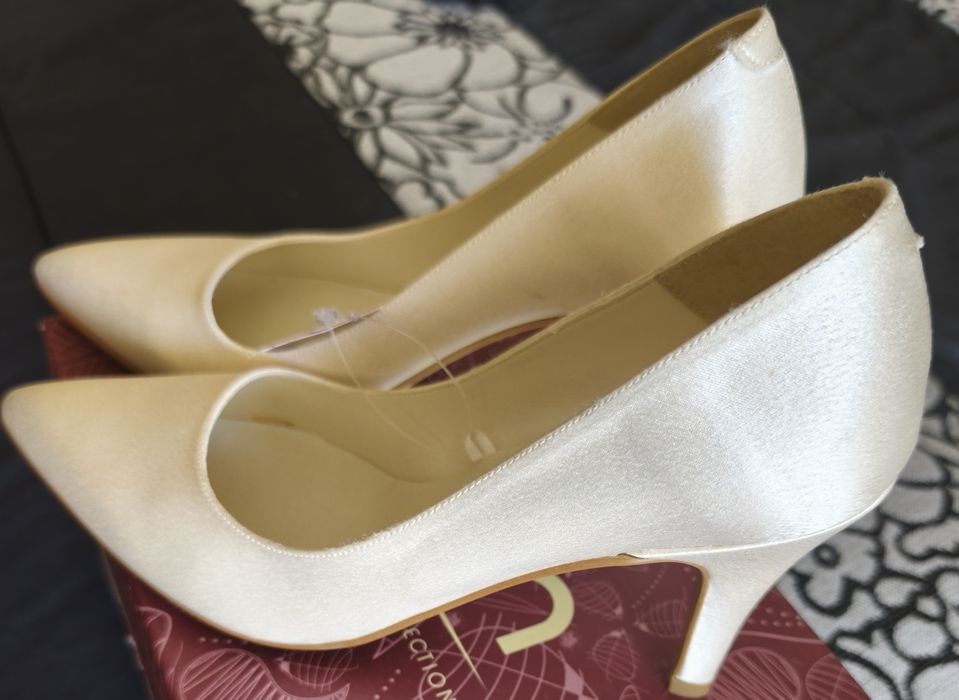 Sapatos em pérola, acetinado