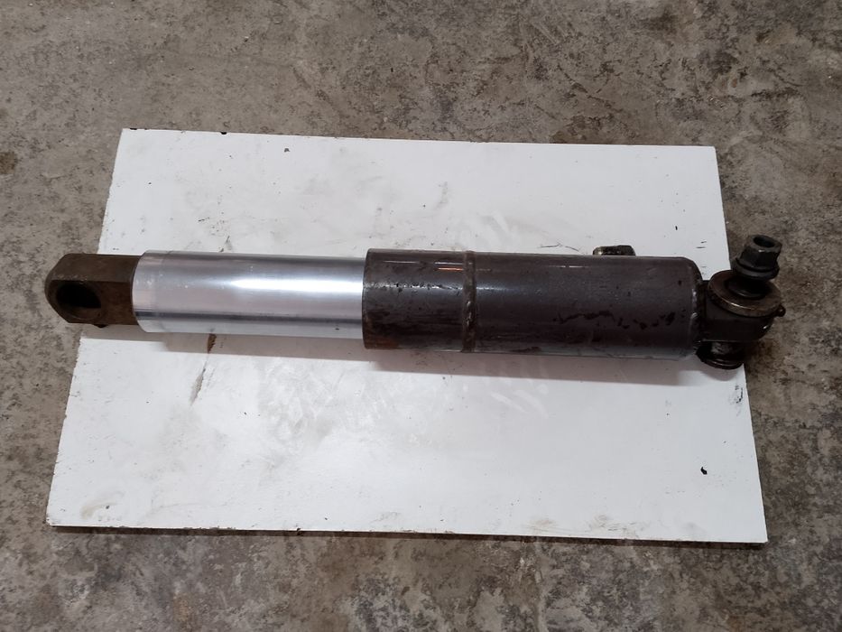 Siłownik podnośnika mf 8140