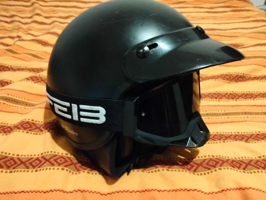 Capacete aberto usado