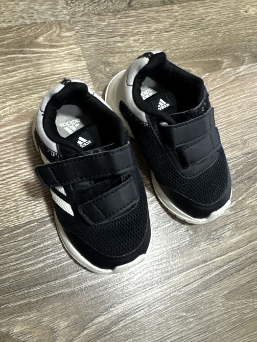 Дитячі кросівки adidas в гарному стані. Розмір 21.