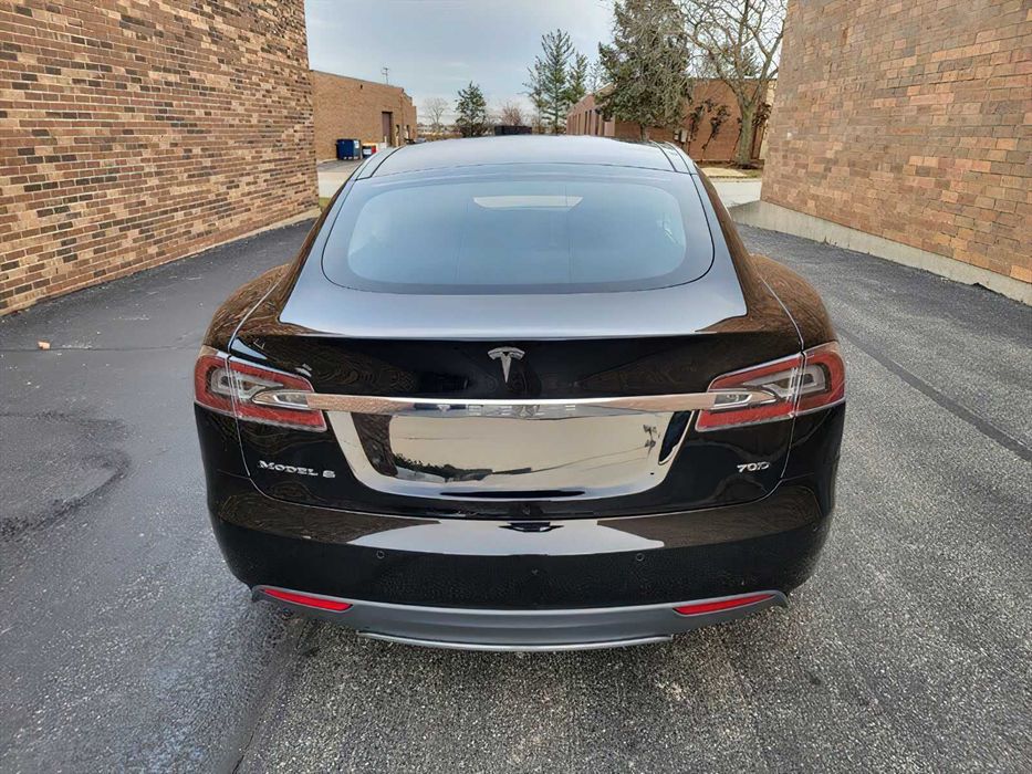 Tesla Model S      2015
