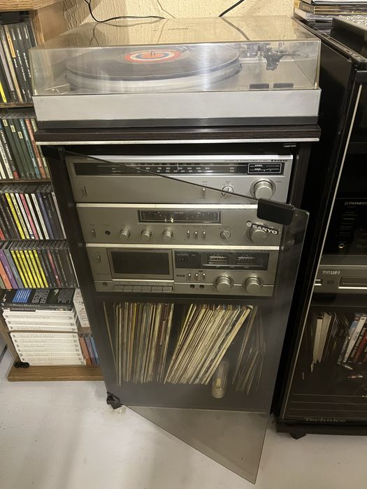 Zestaw Vintage audio marki SANYO z szafką i 70 winylami