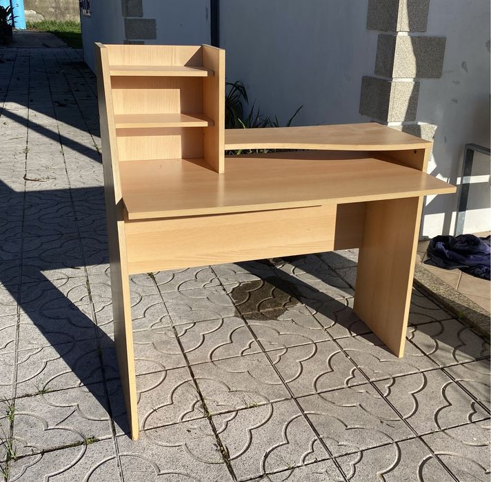 Vendo secretária em madeira