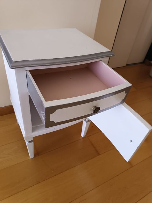 Mesa de cabeceira antiga restaurada