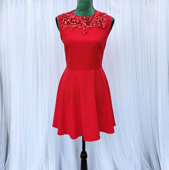 Czerwona sukienka rozkloszowana M 38 cekiny mini midi