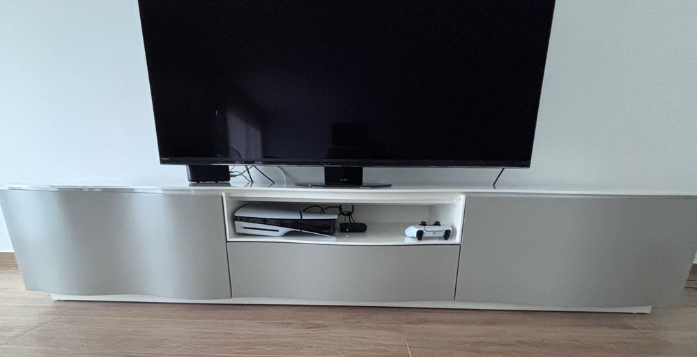 Móvel de TV lacado Antarte com iluminação LED