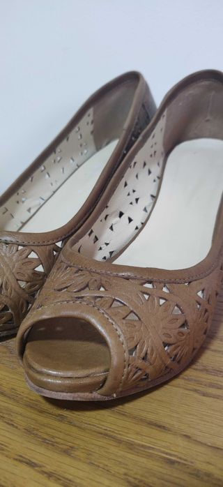 Sapatos em pele, Peep Toe