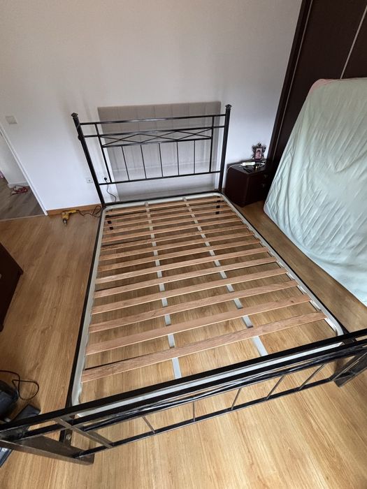 Cama em metal a imitar o ferro forjado