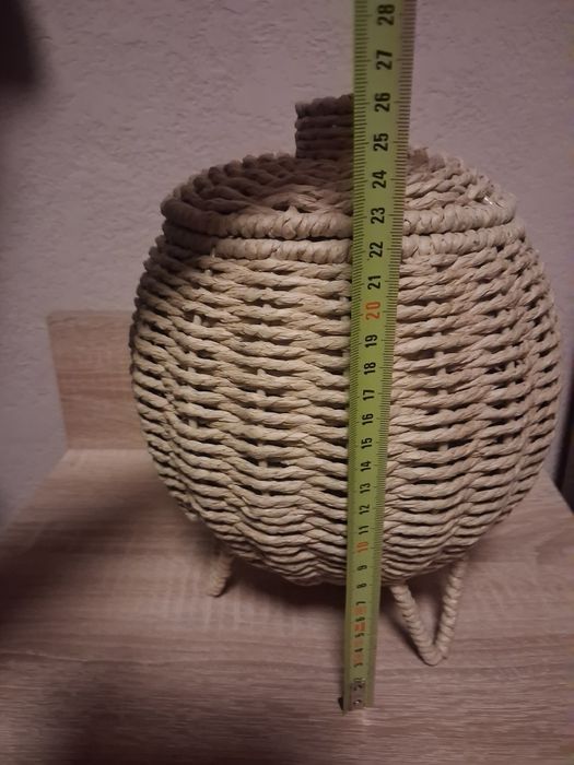 Nowy koszyk wiklinowy na stelażu