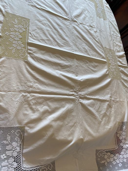Toalha de mesa bordada c aplicacoes renda feita á mao. Estrear, jantar