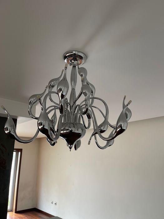 Lustre moderno cromado com 10 braços ondulados – design artístico