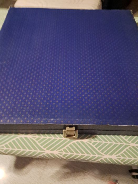 Prato de bolo com seis garfos e faca