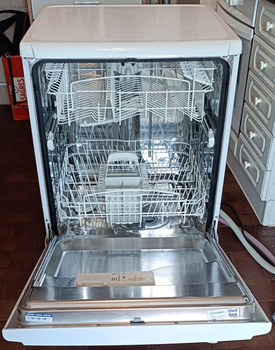 Máquina lavar loiça Indesit