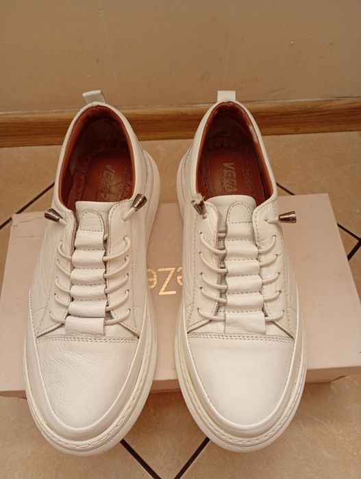 Białe sneakersy damskie