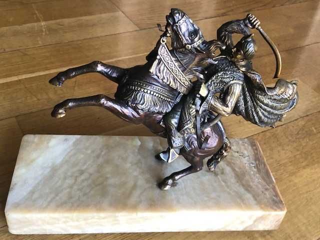 Magnifica escultura de cavaleiro, em bronze com base em mármore