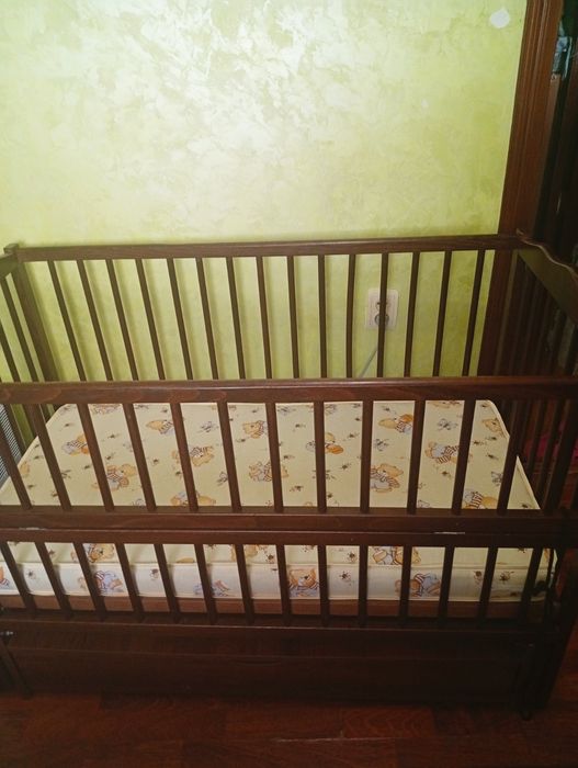 Продам дитяче  ліжечко маятник з матрацом +мобіль до ліжечка в подарунок