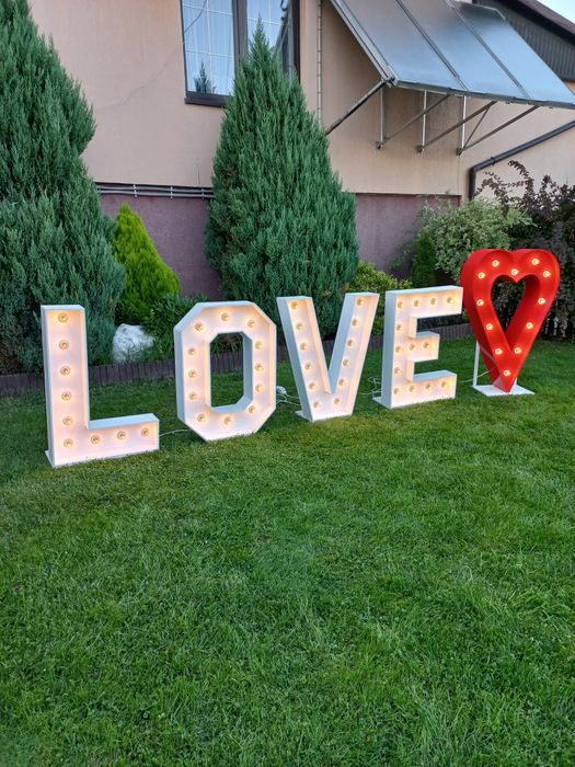 Fotobudka klasyczna drukująca, napis LOVE Miłość, cyfry, ścianki, tło