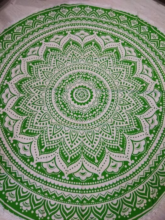 Круглі покривала з бахромою.