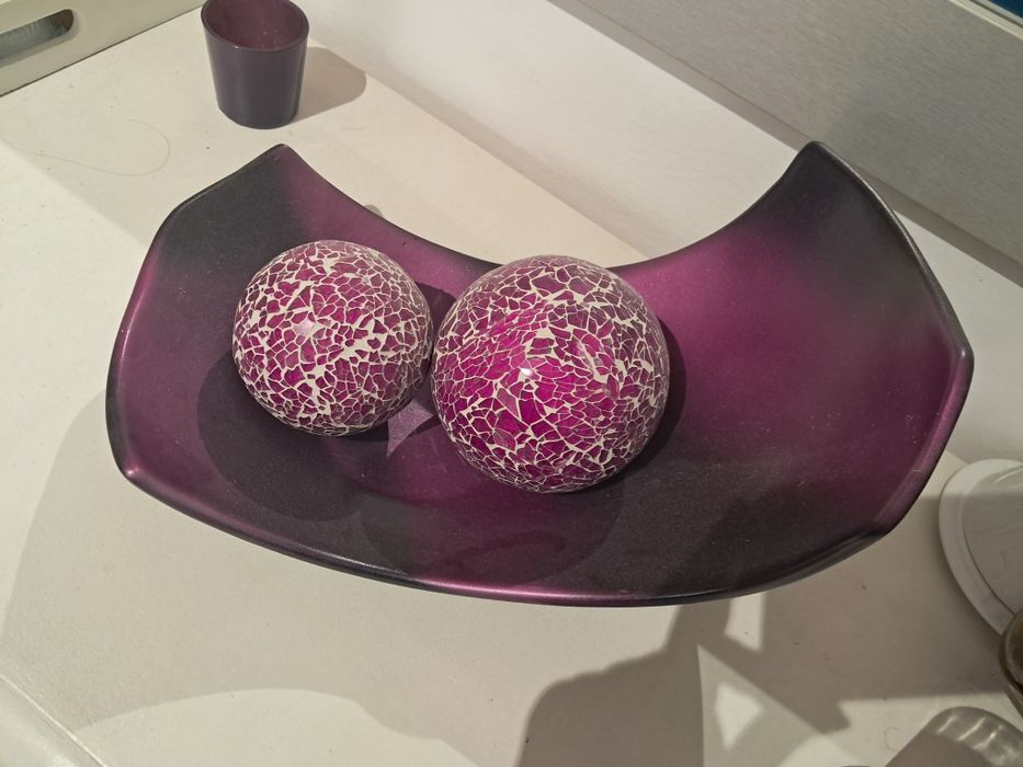 Peça decorativa com as bolas incluidas em  violeta