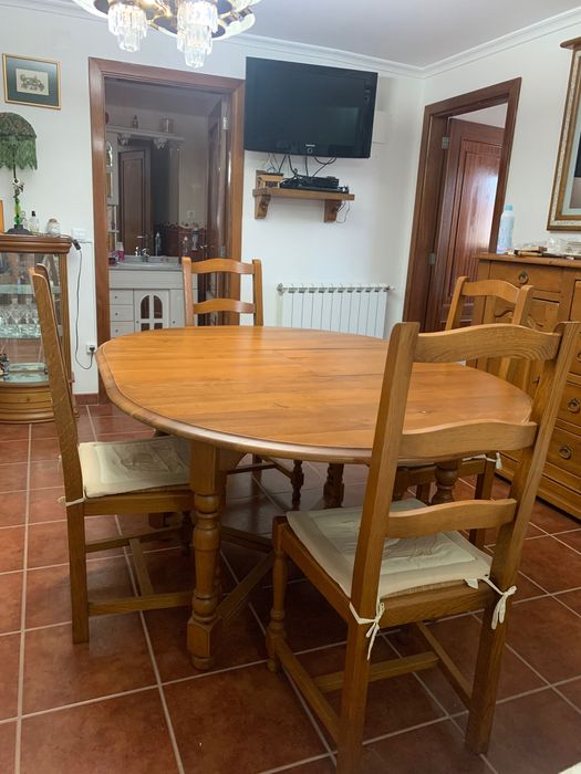 Mesa de sala mais cadeiras em madeira