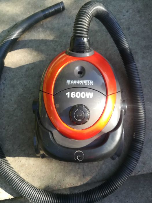 Продаю под ремонт пылесос " Grunhelm GVC8208 ", 1600 Вт