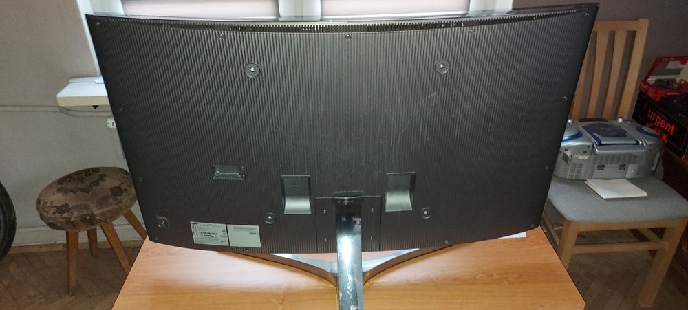 Telewizory Samsung -  48 cali z zakrzywionym ekranem, model UE48JS9000