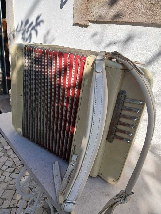 Acordeão Crucianelli, 3ª voz de 4 filas e 120 baixos