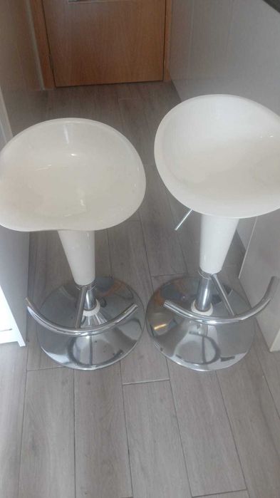 Bancos altos com regulador de altura