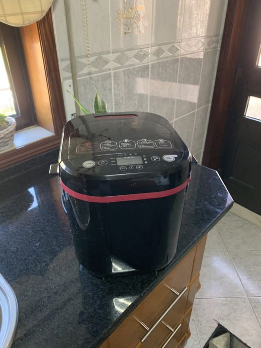 Máquina de cozer pão entre outros